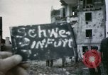 Image Des soldats allemands prisonniers creusent Schweinfurt Allemagne, 1945, de la seconde 32 séquences d'archives historiques vidéo 65675073096