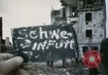 Image Des soldats allemands prisonniers creusent Schweinfurt Allemagne, 1945, de la seconde 33 séquences d'archives historiques vidéo 65675073096