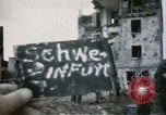 Image Des soldats allemands prisonniers creusent Schweinfurt Allemagne, 1945, de la seconde 34 séquences d'archives historiques vidéo 65675073096