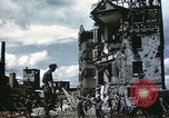 Image Des soldats allemands prisonniers creusent Schweinfurt Allemagne, 1945, de la seconde 35 séquences d'archives historiques vidéo 65675073096