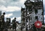 Image Des soldats allemands prisonniers creusent Schweinfurt Allemagne, 1945, de la seconde 39 séquences d'archives historiques vidéo 65675073096