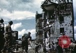 Image Des soldats allemands prisonniers creusent Schweinfurt Allemagne, 1945, de la seconde 40 séquences d'archives historiques vidéo 65675073096
