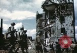 Image Des soldats allemands prisonniers creusent Schweinfurt Allemagne, 1945, de la seconde 43 séquences d'archives historiques vidéo 65675073096