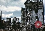 Image Des soldats allemands prisonniers creusent Schweinfurt Allemagne, 1945, de la seconde 44 séquences d'archives historiques vidéo 65675073096