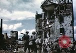 Image Des soldats allemands prisonniers creusent Schweinfurt Allemagne, 1945, de la seconde 45 séquences d'archives historiques vidéo 65675073096
