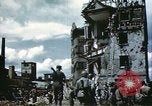 Image Des soldats allemands prisonniers creusent Schweinfurt Allemagne, 1945, de la seconde 46 séquences d'archives historiques vidéo 65675073096