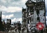 Image Des soldats allemands prisonniers creusent Schweinfurt Allemagne, 1945, de la seconde 48 séquences d'archives historiques vidéo 65675073096