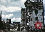 Image Des soldats allemands prisonniers creusent Schweinfurt Allemagne, 1945, de la seconde 51 séquences d'archives historiques vidéo 65675073096