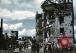 Image Des soldats allemands prisonniers creusent Schweinfurt Allemagne, 1945, de la seconde 55 séquences d'archives historiques vidéo 65675073096