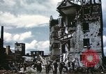 Image Des soldats allemands prisonniers creusent Schweinfurt Allemagne, 1945, de la seconde 62 séquences d'archives historiques vidéo 65675073096