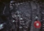 Immagine di Pistola le riprese della telecamera attacco alleato sulla città tedesca Germania, 1945, secondo 6 filmato di repertorio 65675073118