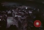 Immagine di Pistola le riprese della telecamera attacco alleato sulla città tedesca Germania, 1945, secondo 24 filmato di repertorio 65675073118