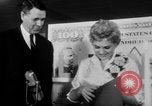 Immagine di Judy Holliday Washington DC USA, 1954, secondo 6 filmato di repertorio 65675073122