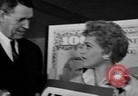 Immagine di Judy Holliday Washington DC USA, 1954, secondo 16 filmato di repertorio 65675073122