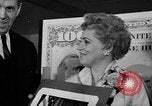 Immagine di Judy Holliday Washington DC USA, 1954, secondo 18 filmato di repertorio 65675073122