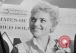 Immagine di Judy Holliday Washington DC USA, 1954, secondo 28 filmato di repertorio 65675073122