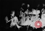 Immagine di Nuova mostra apre al Lido Parigi Francia, 1957, secondo 29 filmato di repertorio 65675073134