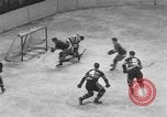 Standbild Eishockeymatch New York United States USA, 1949, aus Sekunde 45 historischem Filmmaterial Videoclip 65675073141