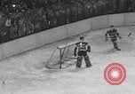 Standbild Eishockeymatch New York United States USA, 1949, aus Sekunde 48 historischem Filmmaterial Videoclip 65675073141