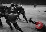 Standbild Eishockeymatch New York United States USA, 1949, aus Sekunde 61 historischem Filmmaterial Videoclip 65675073141