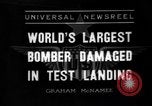 Standbild Y1B-17 Bomber geschleppt nach nosing über bei der Landung Seattle Washington USA, 1936, aus Sekunde 1 historischem Filmmaterial Videoclip 65675073143