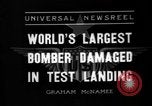 Standbild Y1B-17 Bomber geschleppt nach nosing über bei der Landung Seattle Washington USA, 1936, aus Sekunde 4 historischem Filmmaterial Videoclip 65675073143