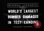 Standbild Y1B-17 Bomber geschleppt nach nosing über bei der Landung Seattle Washington USA, 1936, aus Sekunde 8 historischem Filmmaterial Videoclip 65675073143