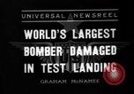Standbild Y1B-17 Bomber geschleppt nach nosing über bei der Landung Seattle Washington USA, 1936, aus Sekunde 10 historischem Filmmaterial Videoclip 65675073143
