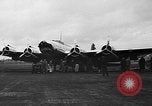 Standbild Y1B-17 Bomber geschleppt nach nosing über bei der Landung Seattle Washington USA, 1936, aus Sekunde 14 historischem Filmmaterial Videoclip 65675073143