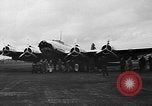 Standbild Y1B-17 Bomber geschleppt nach nosing über bei der Landung Seattle Washington USA, 1936, aus Sekunde 15 historischem Filmmaterial Videoclip 65675073143