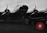 Standbild Y1B-17 Bomber geschleppt nach nosing über bei der Landung Seattle Washington USA, 1936, aus Sekunde 17 historischem Filmmaterial Videoclip 65675073143