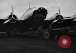 Standbild Y1B-17 Bomber geschleppt nach nosing über bei der Landung Seattle Washington USA, 1936, aus Sekunde 18 historischem Filmmaterial Videoclip 65675073143