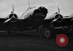 Standbild Y1B-17 Bomber geschleppt nach nosing über bei der Landung Seattle Washington USA, 1936, aus Sekunde 19 historischem Filmmaterial Videoclip 65675073143