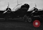 Standbild Y1B-17 Bomber geschleppt nach nosing über bei der Landung Seattle Washington USA, 1936, aus Sekunde 20 historischem Filmmaterial Videoclip 65675073143