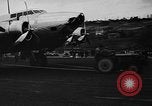 Standbild Y1B-17 Bomber geschleppt nach nosing über bei der Landung Seattle Washington USA, 1936, aus Sekunde 21 historischem Filmmaterial Videoclip 65675073143