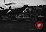 Standbild Y1B-17 Bomber geschleppt nach nosing über bei der Landung Seattle Washington USA, 1936, aus Sekunde 22 historischem Filmmaterial Videoclip 65675073143