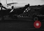 Standbild Y1B-17 Bomber geschleppt nach nosing über bei der Landung Seattle Washington USA, 1936, aus Sekunde 23 historischem Filmmaterial Videoclip 65675073143