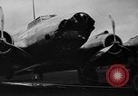 Standbild Y1B-17 Bomber geschleppt nach nosing über bei der Landung Seattle Washington USA, 1936, aus Sekunde 24 historischem Filmmaterial Videoclip 65675073143