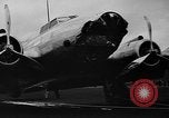 Standbild Y1B-17 Bomber geschleppt nach nosing über bei der Landung Seattle Washington USA, 1936, aus Sekunde 25 historischem Filmmaterial Videoclip 65675073143