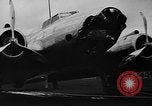 Standbild Y1B-17 Bomber geschleppt nach nosing über bei der Landung Seattle Washington USA, 1936, aus Sekunde 26 historischem Filmmaterial Videoclip 65675073143