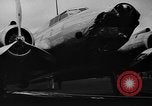 Standbild Y1B-17 Bomber geschleppt nach nosing über bei der Landung Seattle Washington USA, 1936, aus Sekunde 27 historischem Filmmaterial Videoclip 65675073143