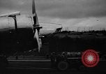Standbild Y1B-17 Bomber geschleppt nach nosing über bei der Landung Seattle Washington USA, 1936, aus Sekunde 28 historischem Filmmaterial Videoclip 65675073143