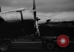 Standbild Y1B-17 Bomber geschleppt nach nosing über bei der Landung Seattle Washington USA, 1936, aus Sekunde 29 historischem Filmmaterial Videoclip 65675073143