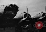 Standbild Y1B-17 Bomber geschleppt nach nosing über bei der Landung Seattle Washington USA, 1936, aus Sekunde 31 historischem Filmmaterial Videoclip 65675073143