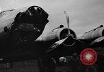 Standbild Y1B-17 Bomber geschleppt nach nosing über bei der Landung Seattle Washington USA, 1936, aus Sekunde 32 historischem Filmmaterial Videoclip 65675073143