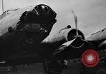 Standbild Y1B-17 Bomber geschleppt nach nosing über bei der Landung Seattle Washington USA, 1936, aus Sekunde 33 historischem Filmmaterial Videoclip 65675073143