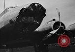 Standbild Y1B-17 Bomber geschleppt nach nosing über bei der Landung Seattle Washington USA, 1936, aus Sekunde 34 historischem Filmmaterial Videoclip 65675073143