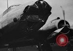 Standbild Y1B-17 Bomber geschleppt nach nosing über bei der Landung Seattle Washington USA, 1936, aus Sekunde 35 historischem Filmmaterial Videoclip 65675073143