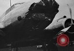 Standbild Y1B-17 Bomber geschleppt nach nosing über bei der Landung Seattle Washington USA, 1936, aus Sekunde 36 historischem Filmmaterial Videoclip 65675073143