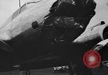 Standbild Y1B-17 Bomber geschleppt nach nosing über bei der Landung Seattle Washington USA, 1936, aus Sekunde 37 historischem Filmmaterial Videoclip 65675073143